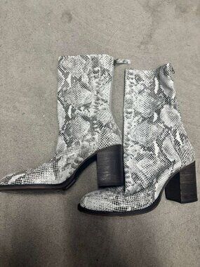 Free people Snakeskin Print Block Heel Ankle Boots Portugal Leather Size 41